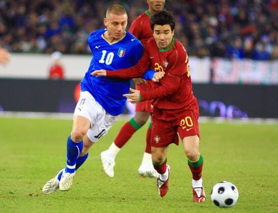 Daniele De Rossi (Italien, li.) gegen Deco (Portugal) Fußball Länderspiel Herren Freundschaftsspiel 2008, Testspiel, Test, Nationalmannschaft, Nationaltrikot Gruppe Zürich Dynamik, Fußball Länderspiel Herren Freundschaftsspiel 2008, Testspiel, Test, Nationalmannschaft, Nationaltrikot Gruppe Zürich Dynamik,
