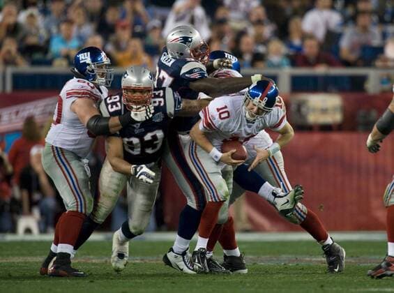 Eli Manning (New York Giants, re.) gegen Jarvis Green (New England Patriots, Mitte) - (Icon80019259) American Football Herren 42. Super Bowl 2008, Superbowl, Finale, Endspiel, XLII, NFL 2007, NY, N Y Gruppe Glendale Dynamik, American Football Herren 42. Super Bowl 2008, Superbowl, Finale, Endspiel, XLII, NFL 2007, NY, N Y Gruppe Glendale Dynamik, EDITORIAL USE ONLY