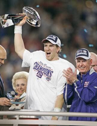 Eli Manning (li.) und Trainer Tom Coughlin (beide New York Giants) freuen sich über die Vince Lombardi Trophy für den Superbowlsieg 2008 - (Icon94219319) American Football Herren 42. Super Bowl 2008, Superbowl, Finale, Endspiel, XLII, NFL 2007, NY, N Y Gruppe Trophäe Glendale Begeisterung, Freude, American Football Herren 42. Super Bowl 2008, Superbowl, Finale, Endspiel, XLII, NFL 2007, NY, N Y Gruppe Trophäe Glendale Begeisterung, Freude, EDITORIAL USE ONLY