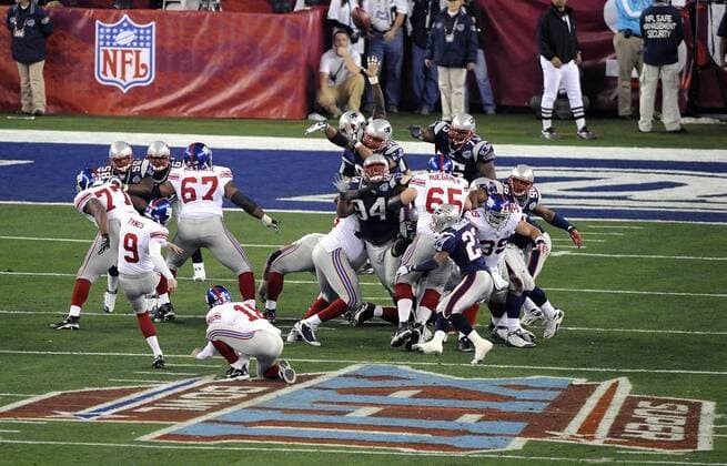 Lawrene Tynes (New York Giants, li.) - Fieldgoal - (Icon3582100) American Football Herren 42. Super Bowl 2008, SuperBowl, XLII, NFL 2007, Finale, Endspiel Totale Glendale Dynamik, American Football Herren 42. Super Bowl 2008, SuperBowl, XLII, NFL 2007, Finale, Endspiel Totale Glendale Dynamik, EDITORIAL USE ONLY