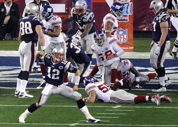 Tom Brady (New England Patriots, vorn) jubelt - (Icon3582111) American Football Herren 42. Super Bowl 2008, SuperBowl, XLII, NFL 2007, Finale, Endspiel Gruppe Glendale Freude, American Football Herren 42. Super Bowl 2008, SuperBowl, XLII, NFL 2007, Finale, Endspiel Gruppe Glendale Freude, EDITORIAL USE ONLY