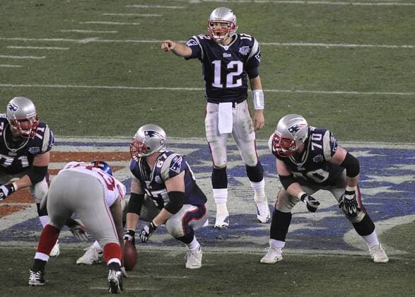 Tom Brady (New England Patriots, Mitte) gibt die Richtung an - (Icon3582150) American Football Herren 42. Super Bowl 2008, SuperBowl, XLII, NFL 2007, Finale, Endspiel Gruppe Glendale Dynamik, American Football Herren 42. Super Bowl 2008, SuperBowl, XLII, NFL 2007, Finale, Endspiel Gruppe Glendale Dynamik, EDITORIAL USE ONLY