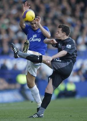Tim Cahill (Everton, li.) gegen Nicky Shorey (Reading) - EDITORIAL USE ONLY. No use with unauthorised audio, video, data, fixture lists, club league logos or live services. Online in-match use limited to 120 images, no video emulation. No use in betting, games or single club league player publications. Fußball Herren English Premier League 2007 2008, 1. Englische Liga, Everton FC - FC Reading 1:0 Gruppe Liverpool Dynamik, Kampf, Fußball Herren English Premier League 2007 2008, 1. Englische Liga, Everton FC - FC Reading 1:0 Gruppe Liverpool Dynamik, Kampf,