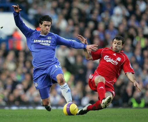 Michael Ballack (Chelsea, li.) gegen Javier Mascherano (Liverpool) - EDITORIAL USE ONLY. No use with unauthorised audio, video, data, fixture lists, club league logos or live services. Online in-match use limited to 120 images, no video emulation. No use in betting, games or single club league player publications. Fußball Herren English Premier League 2007 2008, 1. Englische Liga, Chelsea FC London - Liverpool FC 0:0 Gruppe London Dynamik, Fußball Herren English Premier League 2007 2008, 1. Englische Liga, Chelsea FC London - Liverpool FC 0:0 Gruppe London Dynamik,