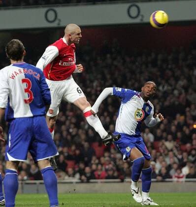 Philipe Senderos (Arsenal, Mitte) trifft zum 1:0 gegen Benni McCarthy (Blackburn, re.) - EDITORIAL USE ONLY. No use with unauthorised audio, video, data, fixture lists, club league logos or live services. Online in-match use limited to 120 images, no video emulation. No use in betting, games or single club league player publications. Fußball Herren English Premier League 2007 2008, 1. Englische Liga, Arsenal FC London - Blackburn Rovers Gruppe London Dynamik, Fußball Herren English Premier League 2007 2008, 1. Englische Liga, Arsenal FC London - Blackburn Rovers Gruppe London Dynamik,