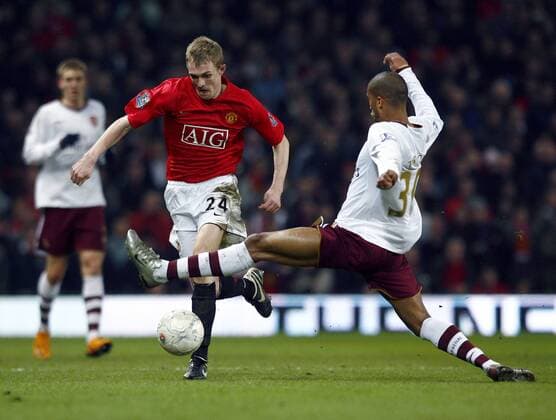 Darren Fletcher (Manchester United, li.) gegen Armand Traore (Arsenal) - EDITORIAL USE ONLY. No use with unauthorised audio, video, data, fixture lists, club league logos or live services. Online in-match use limited to 120 images, no video emulation. No use in betting, games or single club league player publications. Fußball Herren FA Cup 2007 2008, Englischer Pokal, Pokalspiel, Manchester United - Arsenal FC London 4:0, ManU Gruppe Manchester Dynamik, Fußball Herren FA Cup 2007 2008, Englischer Pokal, Pokalspiel, Manchester United - Arsenal FC London 4:0, ManU Gruppe Manchester Dynamik,