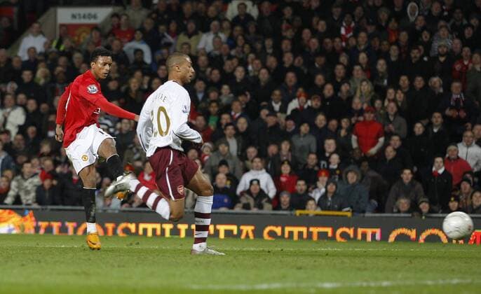 Naini (Manchester United, li.) erzielt gegen Armand Traore (Arsenal) das 3:0 - EDITORIAL USE ONLY. No use with unauthorised audio, video, data, fixture lists, club league logos or live services. Online in-match use limited to 120 images, no video emulation. No use in betting, games or single club league player publications. Fußball Herren FA Cup 2007 2008, Englischer Pokal, Pokalspiel, Manchester United - Arsenal FC London 4:0, ManU Gruppe Manchester Dynamik, Fußball Herren FA Cup 2007 2008, Englischer Pokal, Pokalspiel, Manchester United - Arsenal FC London 4:0, ManU Gruppe Manchester Dynamik,