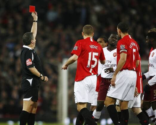 Emmanuel Eboue (Arsenal, 3.v.re.) bekommt von Schiedsrichter Alan Wiley (England) die Rote Karte gezeigt - EDITORIAL USE ONLY. No use with unauthorised audio, video, data, fixture lists, club league logos or live services. Online in-match use limited to 120 images, no video emulation. No use in betting, games or single club league player publications. Fußball Herren FA Cup 2007 2008, Englischer Pokal, Pokalspiel, Manchester United - Arsenal FC London 4:0, ManU Gruppe Manchester Fußball Herren FA Cup 2007 2008, Englischer Pokal, Pokalspiel, Manchester United - Arsenal FC London 4:0, ManU Gruppe Manchester