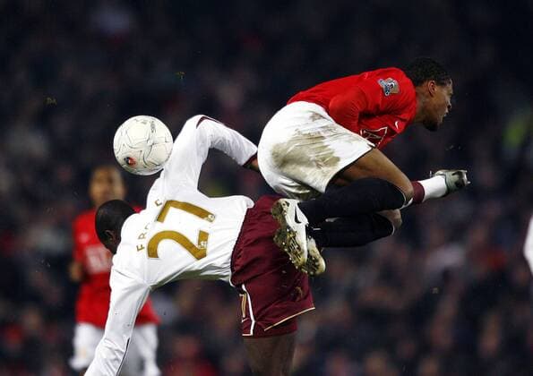 Patrice Evra (Manchester United, re.) gegen Emmanuel Eboue (Arsenal) - EDITORIAL USE ONLY. No use with unauthorised audio, video, data, fixture lists, club league logos or live services. Online in-match use limited to 120 images, no video emulation. No use in betting, games or single club league player publications. Fußball Herren FA Cup 2007 2008, Englischer Pokal, Pokalspiel, Manchester United - Arsenal FC London 4:0, ManU Gruppe Manchester Dynamik, Kampf, Fußball Herren FA Cup 2007 2008, Englischer Pokal, Pokalspiel, Manchester United - Arsenal FC London 4:0, ManU Gruppe Manchester Dynamik, Kampf,