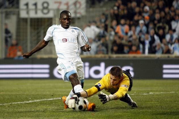 Mamadou Niang (Marseille, li.) gegen Torwart Mickael Landreau (Paris St. Germain) - Fußball Herren Ligue 1 2007 2008, 1. Französische Liga, Olympique de Marseille - Paris St. Germain 2:1, PSG, OM Gruppe Marseille Dynamik, Abwehr, Fußball Herren Ligue 1 2007 2008, 1. Französische Liga, Olympique de Marseille - Paris St. Germain 2:1, PSG, OM Gruppe Marseille Dynamik, Abwehr,