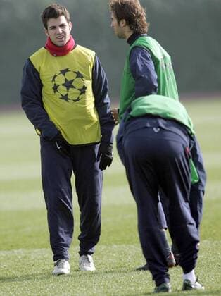 Cesc Fabregas (li.) verletzt sich während des Trainings - EDITORIAL USE ONLY. No use with unauthorised audio, video, data, fixture lists, club league logos or live services. Online in-match use limited to 120 images, no video emulation. No use in betting, games or single club league player publications. Fußball EC 1 Herren Champions League 2007 2008, FC Arsenal London, Training Gruppe premiumd London Fußball EC 1 Herren Champions League 2007 2008, FC Arsenal London, Training Gruppe premiumd London