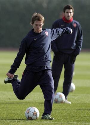 Aliaksandr Hleb (Arsenal) am Ball - EDITORIAL USE ONLY. No use with unauthorised audio, video, data, fixture lists, club league logos or live services. Online in-match use limited to 120 images, no video emulation. No use in betting, games or single club league player publications. Fußball EC 1 Herren Champions League 2007 2008, FC Arsenal London, Training Einzelbild London Dynamik, Fußball EC 1 Herren Champions League 2007 2008, FC Arsenal London, Training Einzelbild London Dynamik,