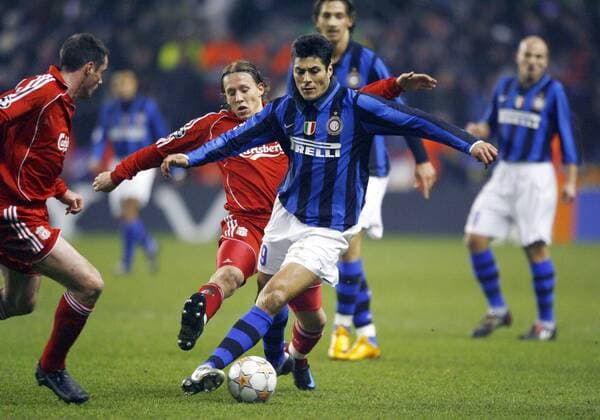 Julio Ricardo Cruz (Inter Mailand, vorn) gegen Lucas Leiva (Liverpool) - EDITORIAL USE ONLY. No use with unauthorised audio, video, data, fixture lists, club league logos or live services. Online in-match use limited to 120 images, no video emulation. No use in betting, games or single club league player publications. Fußball EC 1 Herren Champions League 2007 2008, FC Liverpool - FC Internazionale Mailand 2:0 Gruppe Liverpool Dynamik, Fußball EC 1 Herren Champions League 2007 2008, FC Liverpool - FC Internazionale Mailand 2:0 Gruppe Liverpool Dynamik,