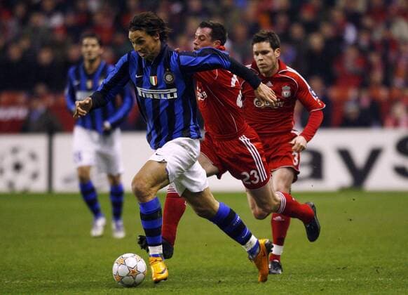 Zlatan Ibrahimovic (Inter Mailand, li.) gegen Jamie Carragher (Mitte) und Steve Finnan (beide Liverpool) - EDITORIAL USE ONLY. No use with unauthorised audio, video, data, fixture lists, club league logos or live services. Online in-match use limited to 120 images, no video emulation. No use in betting, games or single club league player publications. Fußball EC 1 Herren Champions League 2007 2008, FC Liverpool - FC Internazionale Mailand 2:0 Gruppe Liverpool Dynamik, Fußball EC 1 Herren Champions League 2007 2008, FC Liverpool - FC Internazionale Mailand 2:0 Gruppe Liverpool Dynamik,