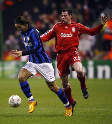 Zlatan Ibrahimovic (Inter Mailand, li.) gegen Jamie Carragher (Liverpool) - EDITORIAL USE ONLY. No use with unauthorised audio, video, data, fixture lists, club league logos or live services. Online in-match use limited to 120 images, no video emulation. No use in betting, games or single club league player publications. Fußball EC 1 Herren Champions League 2007 2008, FC Liverpool - FC Internazionale Mailand 2:0 Gruppe Liverpool Dynamik, Fußball EC 1 Herren Champions League 2007 2008, FC Liverpool - FC Internazionale Mailand 2:0 Gruppe Liverpool Dynamik,