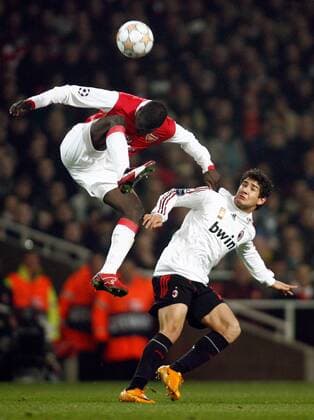 Emmanuel Eboue (Arsenal, li.) gegen Alexandre Pato (AC Mailand) - Fußball EC 1 Herren Champions League 2007 2008, Arsenal FC London - AC Mailand, Milan Gruppe London Dynamik, Höhe, Höhe, Fußball EC 1 Herren Champions League 2007 2008, Arsenal FC London - AC Mailand, Milan Gruppe London Dynamik, Höhe, Höhe,