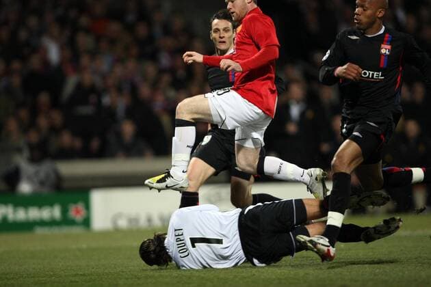 Wayne Rooney (Manchester United, obenauf) gegen Torwart Gregory Coupet (Lyon) - Fußball EC 1 Herren Champions League 2007 2008, Olympique Lyonnais - Manchester United 1:1, OL, ManU Gruppe Lyon Dynamik, Abwehr, Fußball EC 1 Herren Champions League 2007 2008, Olympique Lyonnais - Manchester United 1:1, OL, ManU Gruppe Lyon Dynamik, Abwehr,