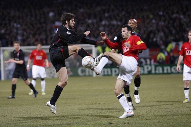 Juninho Pernambucano (Lyon, li.) gegen Ryan Giggs (Manchester United) - Fußball EC 1 Herren Champions League 2007 2008, Olympique Lyonnais - Manchester United 1:1, OL, ManU Gruppe Lyon Dynamik, Kampf, Fußball EC 1 Herren Champions League 2007 2008, Olympique Lyonnais - Manchester United 1:1, OL, ManU Gruppe Lyon Dynamik, Kampf,