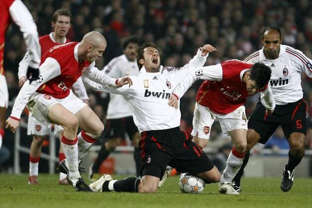 Alberto Gilardino (AC Mailand, Mitte) gegen Philippe Senderos (li.) und Cesc Fabregas (beide Arsenal) - EDITORIAL USE ONLY. No use with unauthorised audio, video, data, fixture lists, club league logos or live services. Online in-match use limited to 120 images, no video emulation. No use in betting, games or single club league player publications. Fußball EC 1 Herren Champions League 2007 2008, Arsenal FC London - AC Mailand 0:0, Milan Gruppe London Dynamik, Kampf Fußball EC 1 Herren Champions League 2007 2008, Arsenal FC London - AC Mailand 0:0, Milan Gruppe London Dynamik, Kampf
