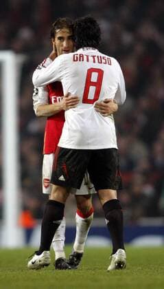 Mathieu Flamini (Arsenal, li.) und Gennaro Gattuso (AC Mailand) umarmen sich - EDITORIAL USE ONLY. No use with unauthorised audio, video, data, fixture lists, club league logos or live services. Online in-match use limited to 120 images, no video emulation. No use in betting, games or single club league player publications. Fußball EC 1 Herren Champions League 2007 2008, Arsenal FC London - AC Mailand 0:0, Milan Gruppe London Fußball EC 1 Herren Champions League 2007 2008, Arsenal FC London - AC Mailand 0:0, Milan Gruppe London