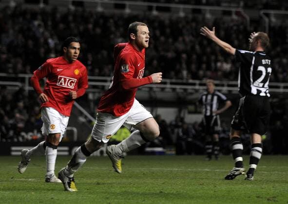 Wayne Rooney (Mitte) und Carlos Tevez (beide Manchester United) jubeln, daneben Nicky Butt (Newcastle) - EDITORIAL USE ONLY. No use with unauthorised audio, video, data, fixture lists, club league logos or live services. Online in-match use limited to 120 images, no video emulation. No use in betting, games or single club league player publications. Fußball Herren English Premier League 2007 2008, 1. Englische Liga, Newcastle United - Manchester United, ManU Gruppe Newcastle Freude Fußball Herren English Premier League 2007 2008, 1. Englische Liga, Newcastle United - Manchester United, ManU Gruppe Newcastle Freude
