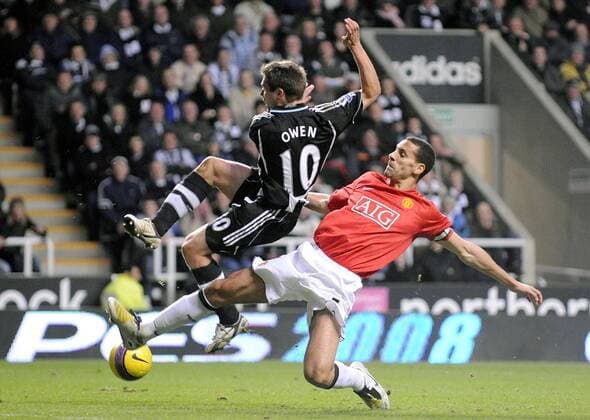 Rio Ferdinand (Manchester United, re.) gegen Michael Owen (Newcastle) - EDITORIAL USE ONLY. No use with unauthorised audio, video, data, fixture lists, club league logos or live services. Online in-match use limited to 120 images, no video emulation. No use in betting, games or single club league player publications. Fußball Herren English Premier League 2007 2008, 1. Englische Liga, Newcastle United - Manchester United 1:5, ManU Gruppe Newcastle Dynamik, Kampf, Fußball Herren English Premier League 2007 2008, 1. Englische Liga, Newcastle United - Manchester United 1:5, ManU Gruppe Newcastle Dynamik, Kampf,