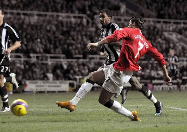 Cristiano Ronaldo (Manchester United, re.) trifft gegen Newcastle - EDITORIAL USE ONLY. No use with unauthorised audio, video, data, fixture lists, club league logos or live services. Online in-match use limited to 120 images, no video emulation. No use in betting, games or single club league player publications. Fußball Herren English Premier League 2007 2008, 1. Englische Liga, Newcastle United - Manchester United 1:5, ManU Gruppe Newcastle Dynamik, Fußball Herren English Premier League 2007 2008, 1. Englische Liga, Newcastle United - Manchester United 1:5, ManU Gruppe Newcastle Dynamik,