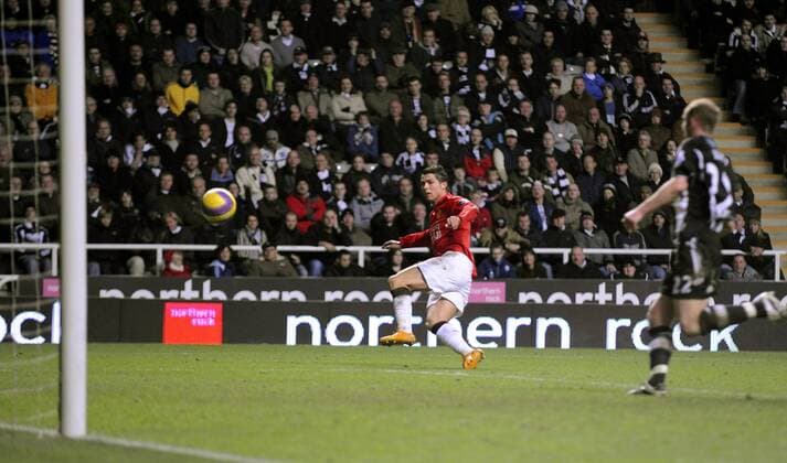 Cristiano Ronaldo (Manchester United, re.) trifft gegen Newcastle zum 3:0 - EDITORIAL USE ONLY. No use with unauthorised audio, video, data, fixture lists, club league logos or live services. Online in-match use limited to 120 images, no video emulation. No use in betting, games or single club league player publications. Fußball Herren English Premier League 2007 2008, 1. Englische Liga, Newcastle United - Manchester United 1:5, ManU Totale Newcastle Dynamik, Fußball Herren English Premier League 2007 2008, 1. Englische Liga, Newcastle United - Manchester United 1:5, ManU Totale Newcastle Dynamik,
