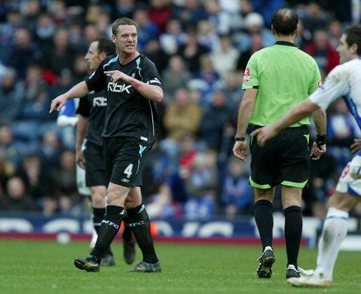 Kevin Nolan (Bolton, li.) beschwert sich beim Schiedsrichter - EDITORIAL USE ONLY. No use with unauthorised audio, video, data, fixture lists, club league logos or live services. Online in-match use limited to 120 images, no video emulation. No use in betting, games or single club league player publications. Fußball Herren English Premier League 2007 2008, 1. Englische Liga, Bolton Wanderers Gruppe Blackburn Fußball Herren English Premier League 2007 2008, 1. Englische Liga, Bolton Wanderers Gruppe Blackburn