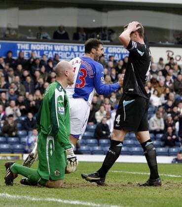 Kevin Nolan (Bolton, re.) enttäuscht, während Zurab Khizanishvili (Blackburn, Mitte) jubelt - EDITORIAL USE ONLY. No use with unauthorised audio, video, data, fixture lists, club league logos or live services. Online in-match use limited to 120 images, no video emulation. No use in betting, games or single club league player publications. Fußball Herren English Premier League 2007 2008, 1. Englische Liga, Blackburn Rovers - Bolton Wanderers 4:1 Gruppe Blackburn Enttäuschung, Freude, Fußball Herren English Premier League 2007 2008, 1. Englische Liga, Blackburn Rovers - Bolton Wanderers 4:1 Gruppe Blackburn Enttäuschung, Freude,