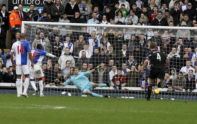 Benni McCarthy (Blackburn, 2.v.li.) erzielt gegen Torwart Jussi Jääskeläinen (Bolton) per Elfmeter das Tor zum 1:0 - EDITORIAL USE ONLY. No use with unauthorised audio, video, data, fixture lists, club league logos or live services. Online in-match use limited to 120 images, no video emulation. No use in betting, games or single club league player publications. Fußball Herren English Premier League 2007 2008, 1. Englische Liga, Blackburn Rovers - Bolton Wanderers 4:1 Gruppe Blackburn Dynamik, Fußball Herren English Premier League 2007 2008, 1. Englische Liga, Blackburn Rovers - Bolton Wanderers 4:1 Gruppe Blackburn Dynamik,