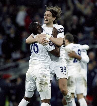 Jonathan Woodgate (re.) und Ledley King (beide Tottenham Hotspur) jubeln über den Sieg im Carling Cup 2008 - Fußball Herren Carling Cup 2007 2008, League, Ligapokal, englischer Pokal, Pokalspiel, Finale, Endspiel, Gruppe London Freude, Begeisterung, Fußball Herren Carling Cup 2007 2008, League, Ligapokal, englischer Pokal, Pokalspiel, Finale, Endspiel, Gruppe London Freude, Begeisterung,