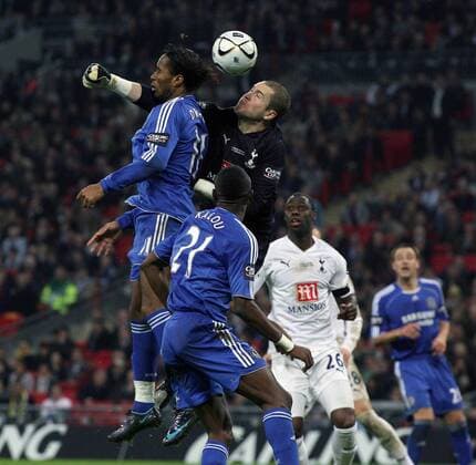 Didier Drogba (Chelsea, li.) gegen Torwart Paul Robinson (Tottenham Hotspur) - Fußball Herren Carling Cup 2007 2008, League, Ligapokal, englischer Pokal, Pokalspiel, Finale, Endspiel, Gruppe London Dynamik, Fußball Herren Carling Cup 2007 2008, League, Ligapokal, englischer Pokal, Pokalspiel, Finale, Endspiel, Gruppe London Dynamik,
