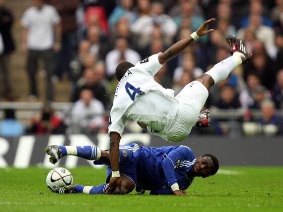 Shaun Wright Phillips (Chelsea, u.) gegen Didier Zokora (Tottenham Hotspur) - Fußball Herren Carling Cup 2007 2008, League, Ligapokal, englischer Pokal, Pokalspiel, Endspiel, Finale, Gruppe London Dynamik, Kampf, Fußball Herren Carling Cup 2007 2008, League, Ligapokal, englischer Pokal, Pokalspiel, Endspiel, Finale, Gruppe London Dynamik, Kampf,