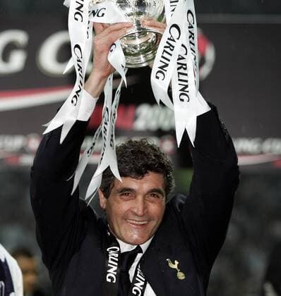 Trainer Juan de la Cruz Ramos (Tottenham Hotspur) präsentiert nach dem Sieg im Carling Cup 2008 die Trophäe - Fußball Herren Carling Cup 2007 2008, League, Ligapokal, englischer Pokal, Pokalspiel, Endspiel, Finale, Einzelbild London Freude, Fußball Herren Carling Cup 2007 2008, League, Ligapokal, englischer Pokal, Pokalspiel, Endspiel, Finale, Einzelbild London Freude,