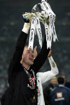 Torwart Paul Robinson (Tottenham Hotspur) präsentiert nach dem Sieg im Carling Cup 2008 die Trophäe - Fußball Herren Carling Cup 2007 2008, League, Ligapokal, englischer Pokal, Pokalspiel, Endspiel, Finale, Einzelbild London Freude, Begeisterung, Fußball Herren Carling Cup 2007 2008, League, Ligapokal, englischer Pokal, Pokalspiel, Endspiel, Finale, Einzelbild London Freude, Begeisterung,