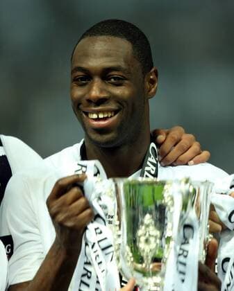 Ledley King (Tottenham Hotspur) präsentiert nach dem Sieg im Carling Cup 2008 die Trophäe - Fußball Herren Carling Cup 2007 2008, League, Ligapokal, englischer Pokal, Pokalspiel, Endspiel, Finale, Porträt London Freude, Fußball Herren Carling Cup 2007 2008, League, Ligapokal, englischer Pokal, Pokalspiel, Endspiel, Finale, Porträt London Freude,