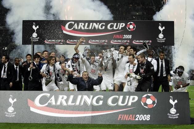 Tottenham Hotspur feiert feuchtfröhlich den Sieg im Carling Cup 2008 - Fußball Herren Carling Cup 2007 2008, League, Ligapokal, englischer Pokal, Pokalspiel, Endspiel, Finale, Totale Siegerfoto, Fan, Fußballfan, Publikum London Freude, Begeisterung, Fußball Herren Carling Cup 2007 2008, League, Ligapokal, englischer Pokal, Pokalspiel, Endspiel, Finale, Totale Siegerfoto, Fan, Fußballfan, Publikum London Freude, Begeisterung,