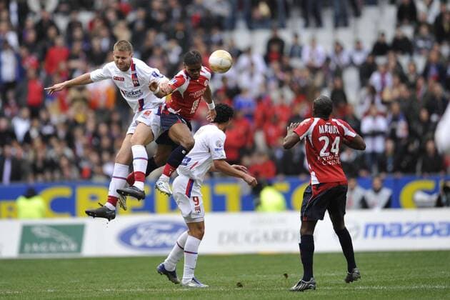 Franck Beria (Lille, 2.v.li.) gegen Mathieu Bodmer (Lyon, li.), daneben Rio Antonio Mavuba (Lille, re.) - Fußball Herren Ligue 1 2007 2008, 1. Französische Liga, OSC Lille - Olympique Lyonnais 0:1, OL Gruppe premiumd Paris, St. Denis, Saint Dynamik, Fußball Herren Ligue 1 2007 2008, 1. Französische Liga, OSC Lille - Olympique Lyonnais 0:1, OL Gruppe premiumd Paris, St. Denis, Saint Dynamik,