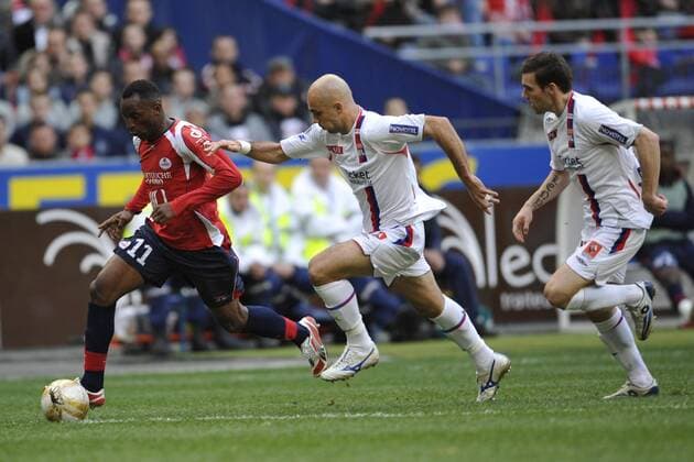 Souleymane Youla (Lille, li.) am Ball, daneben Cris (Mitte) und Anthony Reveillere (beide Lyon) - Fußball Herren Ligue 1 2007 2008, 1. Französische Liga, OSC Lille - Olympique Lyonnais 0:1, OL Gruppe Paris, St. Denis, Saint Dynamik, Fußball Herren Ligue 1 2007 2008, 1. Französische Liga, OSC Lille - Olympique Lyonnais 0:1, OL Gruppe Paris, St. Denis, Saint Dynamik,