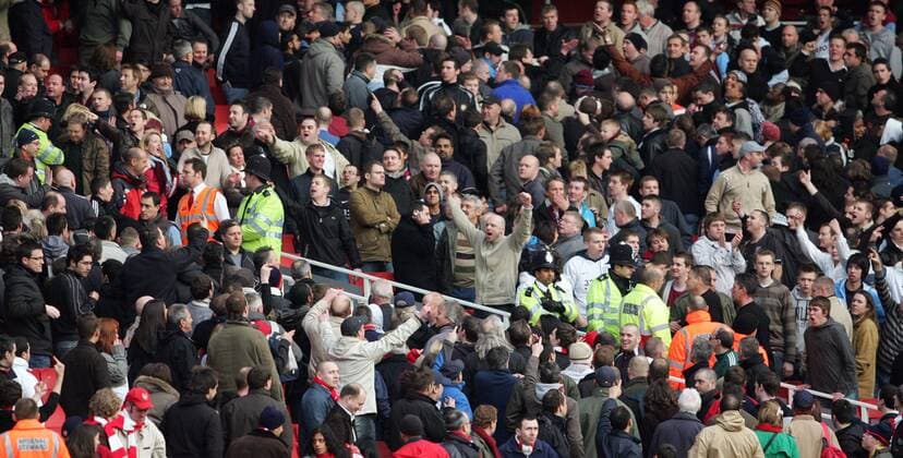 Blocktrennung - Fans von Aston Villa (re.) und Arsenal provozieren sich verbal - EDITORIAL USE ONLY. No use with unauthorised audio, video, data, fixture lists, club league logos or live services. Online in-match use limited to 120 images, no video emulation. No use in betting, games or single club league player publications. Fußball Herren English Premier League 2007 2008, 1. Englische Liga, Arsenal FC London - Aston Villa 1:1 Totale London Spannung, Fußball Herren English Premier League 2007 2008, 1. Englische Liga, Arsenal FC London - Aston Villa 1:1 Totale London Spannung,