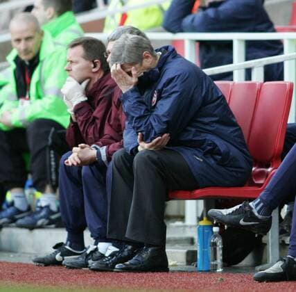 Trainer Arsene Wenger (re.) enttäuscht, dahinter Physiotherapeut Gary Lewin (beide Arsenal) - EDITORIAL USE ONLY. No use with unauthorised audio, video, data, fixture lists, club league logos or live services. Online in-match use limited to 120 images, no video emulation. No use in betting, games or single club league player publications. Fußball Herren English Premier League 2007 2008, 1. Englische Liga, Arsenal FC London Gruppe London Enttäuschung, Fußball Herren English Premier League 2007 2008, 1. Englische Liga, Arsenal FC London Gruppe London Enttäuschung,