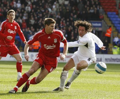 Steven Gerrard (Liverpool, li.) gegen Ivan Campo (Bolton) - EDITORIAL USE ONLY. No use with unauthorised audio, video, data, fixture lists, club league logos or live services. Online in-match use limited to 120 images, no video emulation. No use in betting, games or single club league player publications. Fußball Herren English Premier League 2007 2008, 1. Englische Liga, Bolton Wanderers - FC Liverpool 1:3 Gruppe premiumd Bolton Dynamik, Fußball Herren English Premier League 2007 2008, 1. Englische Liga, Bolton Wanderers - FC Liverpool 1:3 Gruppe premiumd Bolton Dynamik,