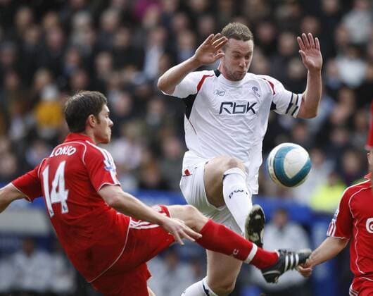 Kevin Nolan (Bolton, re.) gegen Xabi Alonso (Liverpool) - EDITORIAL USE ONLY. No use with unauthorised audio, video, data, fixture lists, club league logos or live services. Online in-match use limited to 120 images, no video emulation. No use in betting, games or single club league player publications. Fußball Herren English Premier League 2007 2008, 1. Englische Liga, Bolton Wanderers - FC Liverpool 1:3 Gruppe Bolton Dynamik, Fußball Herren English Premier League 2007 2008, 1. Englische Liga, Bolton Wanderers - FC Liverpool 1:3 Gruppe Bolton Dynamik,