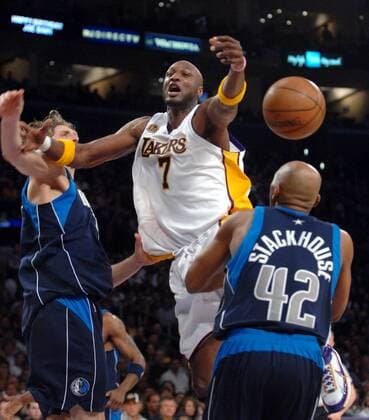 Lamar Odom (Los Angeles Lakers, Mitte) gegen Dirk Nowitzki (li.) und Jerry Stackhouse (beide Dallas Mavericks) - (LAP2008030218) Basketball Herren NBA 2007 2008, Los Angeles Lakers - Dallas Mavericks 108:104 Gruppe Los Angeles, LA, L. A., Dynamik, Basketball Herren NBA 2007 2008, Los Angeles Lakers - Dallas Mavericks 108:104 Gruppe Los Angeles, LA, L. A., Dynamik,