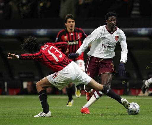 Emmanuel Adebayor (Arsenal, re.) gegen Alessandro Nesta (AC Mailand) - EDITORIAL USE ONLY. No use with unauthorised audio, video, data, fixture lists, club league logos or live services. Online in-match use limited to 120 images, no video emulation. No use in betting, games or single club league player publications. Fußball EC 1 Herren Champions League 2007 2008, AC Mailand - Arsenal FC London 0:2, Milan Gruppe Mailand Dynamik, Kampf, Fußball EC 1 Herren Champions League 2007 2008, AC Mailand - Arsenal FC London 0:2, Milan Gruppe Mailand Dynamik, Kampf,