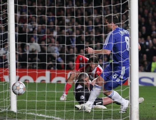 Frank Lampard (Chelsea, re.) trifft gegen Torwart Antonios Nikopolidis (Piräus) zum 2:0 - EDITORIAL USE ONLY. No use with unauthorised audio, video, data, fixture lists, club league logos or live services. Online in-match use limited to 120 images, no video emulation. No use in betting, games or single club league player publications. Fußball EC 1 Herren Champions League 2007 2008, Chelsea FC London - Olympiakos Piräus 3:0 Gruppe London Dynamik, Fußball EC 1 Herren Champions League 2007 2008, Chelsea FC London - Olympiakos Piräus 3:0 Gruppe London Dynamik,