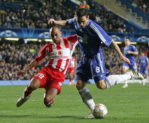 Frank Lampard (Chelsea, re.) gegen Cristian Raul Ledesma (Olympiakos Piräus) - EDITORIAL USE ONLY. No use with unauthorised audio, video, data, fixture lists, club league logos or live services. Online in-match use limited to 120 images, no video emulation. No use in betting, games or single club league player publications. Fußball EC 1 Herren Champions League 2007 2008, Chelsea FC London - Olympiakos Piräus 3:0 Gruppe London Dynamik, Fußball EC 1 Herren Champions League 2007 2008, Chelsea FC London - Olympiakos Piräus 3:0 Gruppe London Dynamik,