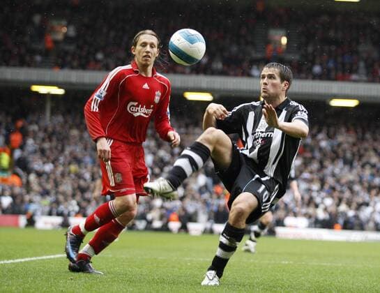 Michael Owen (Newcastle) am Ball, li. Lucas Leiva (Liverpool) - EDITORIAL USE ONLY. No use with unauthorised audio, video, data, fixture lists, club league logos or live services. Online in-match use limited to 120 images, no video emulation. No use in betting, games or single club league player publications. Fußball Herren English Premier League 2007 2008, 1. Englische Liga, FC Liverpool - Newcastle United 3:0 Gruppe Liverpool Dynamik, Fußball Herren English Premier League 2007 2008, 1. Englische Liga, FC Liverpool - Newcastle United 3:0 Gruppe Liverpool Dynamik,