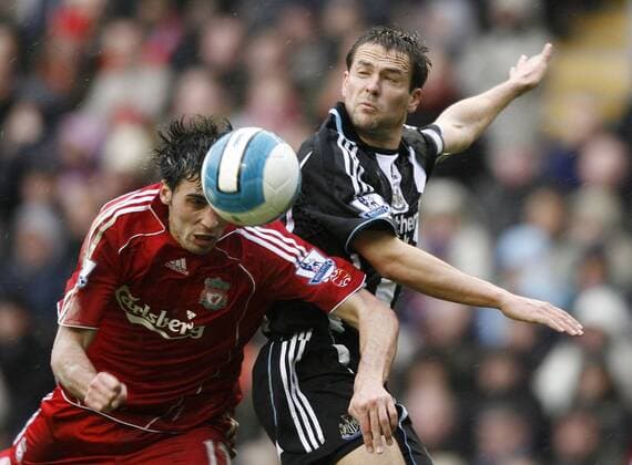 Michael Owen (Newcastle, re.) gegen Alvaro Arbeloa (Liverpool) - EDITORIAL USE ONLY. No use with unauthorised audio, video, data, fixture lists, club league logos or live services. Online in-match use limited to 120 images, no video emulation. No use in betting, games or single club league player publications. Fußball Herren English Premier League 2007 2008, 1. Englische Liga, FC Liverpool - Newcastle United 3:0 Gruppe Liverpool Dynamik, Kampf, Fußball Herren English Premier League 2007 2008, 1. Englische Liga, FC Liverpool - Newcastle United 3:0 Gruppe Liverpool Dynamik, Kampf,